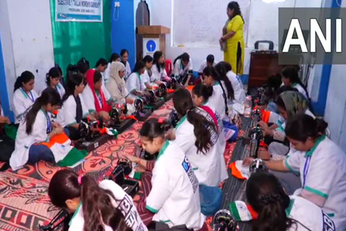 J-K: Girls in Udhampur make national flag ahead of I-Day for 'Har Ghar Tiranga' campaign