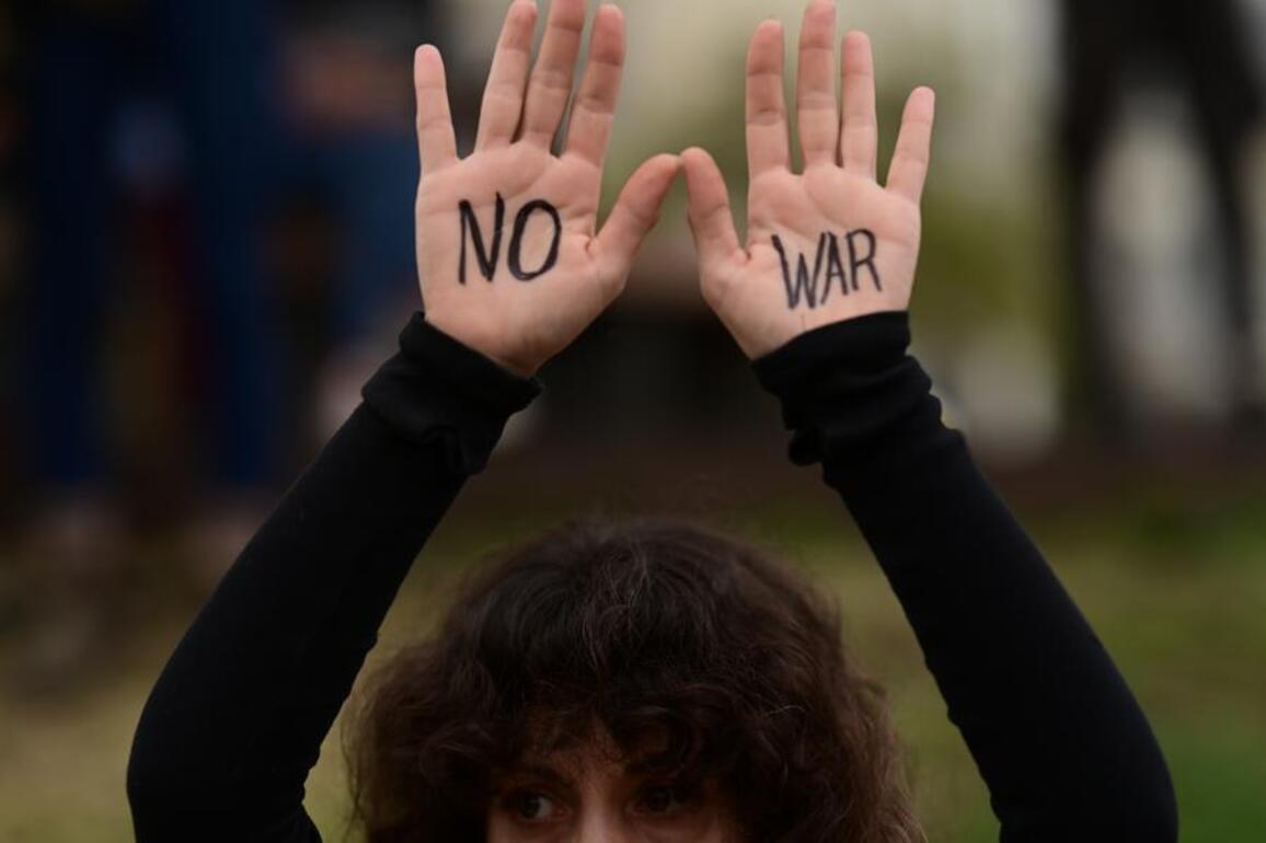 Mideast in Pictures: Daily life of Israelis under fire