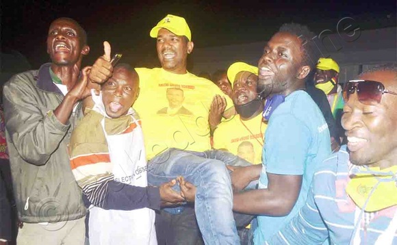 Uhuru n’abawagizi be nga bamusitudde oluvannyuma lw’okuwangula ekya mmeeya wa Kampala Central. Uhuru n’abawagizi be nga bamusitudde oluvannyuma lw’okuwangula ekya mmeeya wa Kampala Central.