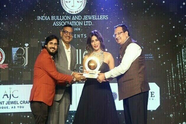 Chitrangda Singh turns showstopper for the grand finale of IBJA fashion show