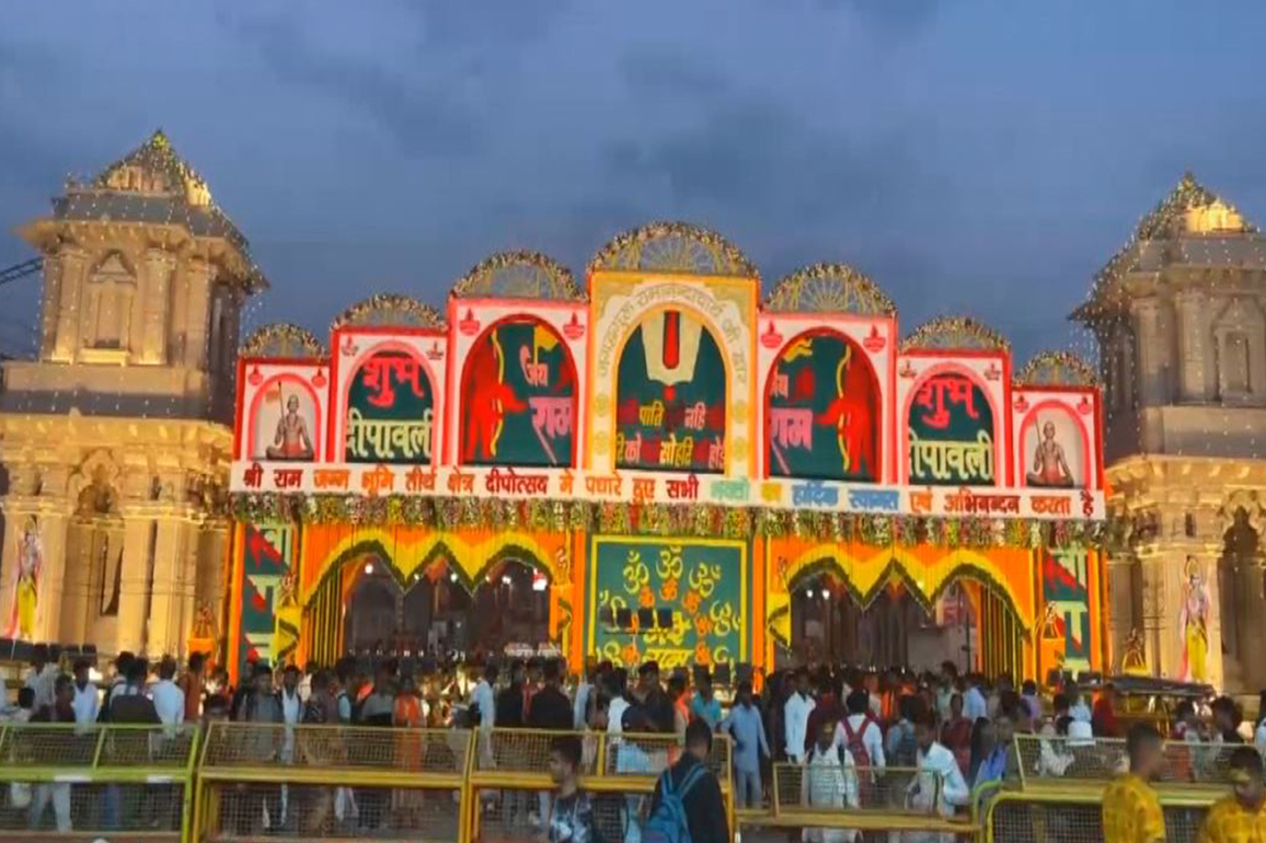 Uttar Pradesh: Devotees flock to Shri Ram Janmabhoomi Temple for Diwali celebrations