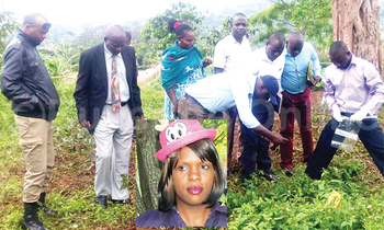 Abakola ku kunoonyereza nga beekebejja awaasangiddwa omulambo gwa Zalwango mu katono Abakola ku kunoonyereza nga beekebejja awaasangiddwa omulambo gwa Zalwango mu katono
