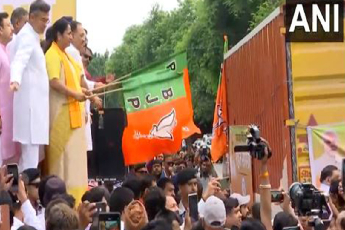 Delhi CM flags off trucks carrying relief material for Punjab flood victims