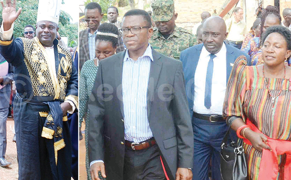 Kamuswaga w’e Kooki. Ku ddyo, Katikkiro (owookubiri ku kkono) n’abakungu b’e Mmengo nga batuuka e Kooki. Kamuswaga w’e Kooki. Ku ddyo, Katikkiro (owookubiri ku kkono) n’abakungu b’e Mmengo nga batuuka e Kooki.