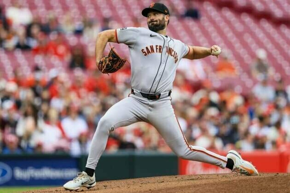 Robbie Ray, Giants win duel vs. Nick Martinez, Reds