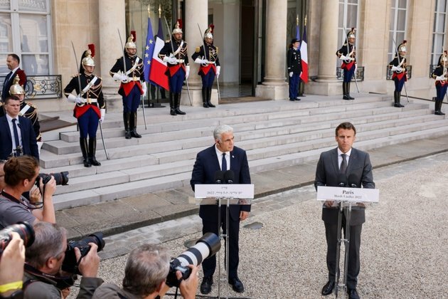 Israel&#039;s Lapid Meets Macron in Paris on First Trip as PM