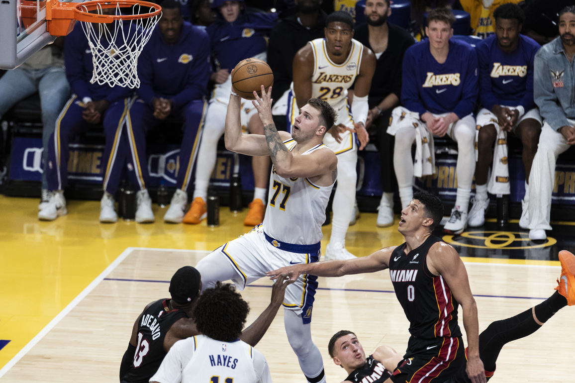 (SP)U.S.-LOS ANGELES-BASKETBALL-NBA-LAKERS VS HEAT