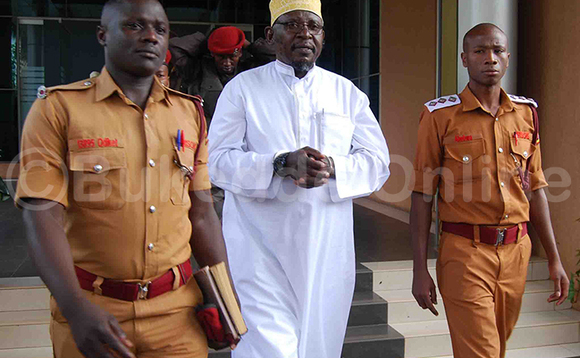 Sheikh Muhammad Yunus Kamoga nga bamuggya mu kkooti okumuzzaayo mu kkomera e Luzira. Sheikh Muhammad Yunus Kamoga nga bamuggya mu kkooti okumuzzaayo mu kkomera e Luzira.