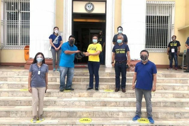 Ateneo de Davao HS &#039;95 donates safety shoes to Central 911