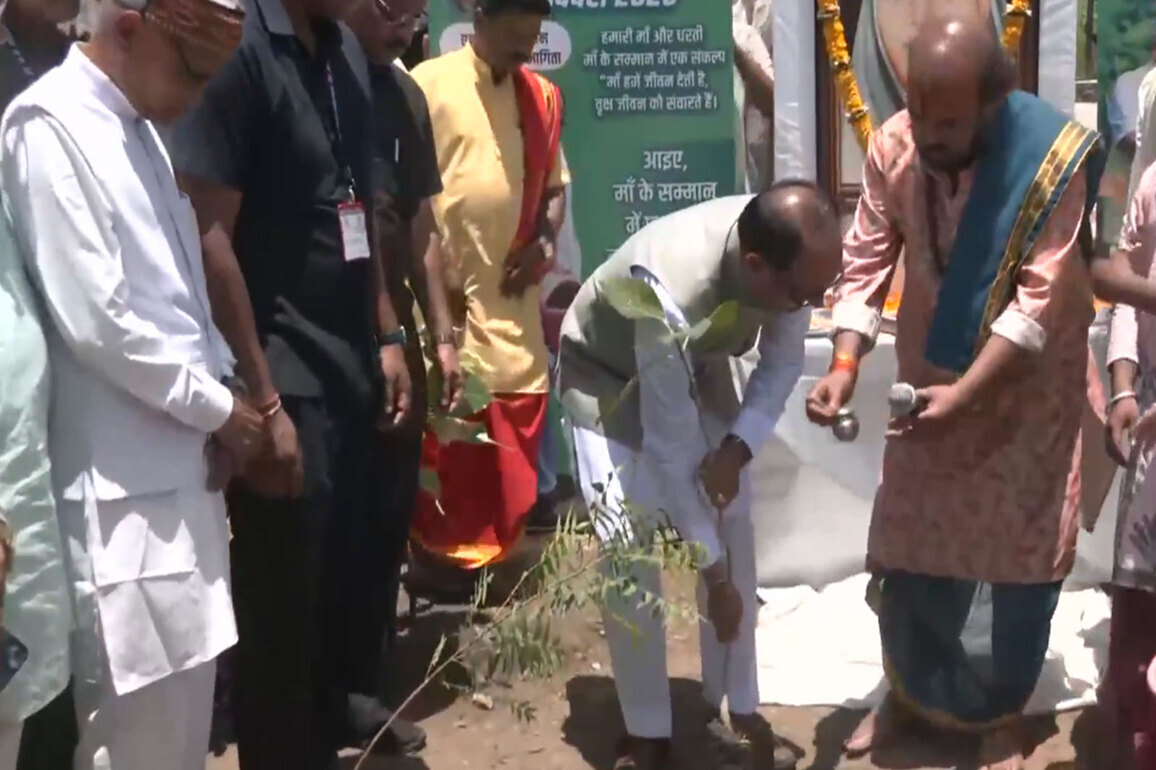 Union Agri Minister Shivraj Singh Chouhan plants saplings on World Environment Day