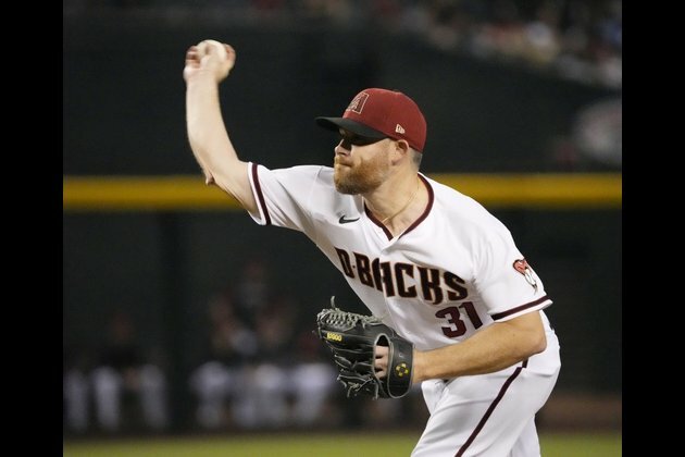 Diamondbacks reliever Ian Kennedy leaves with apparent leg injury