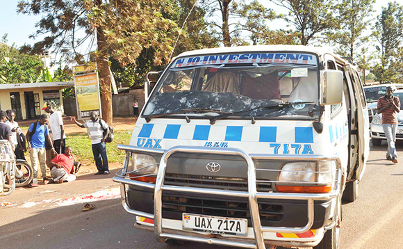 Owa bbooda agudde wansi nga takisi yakamala okumukoona. Owa bbooda agudde wansi nga takisi yakamala okumukoona.