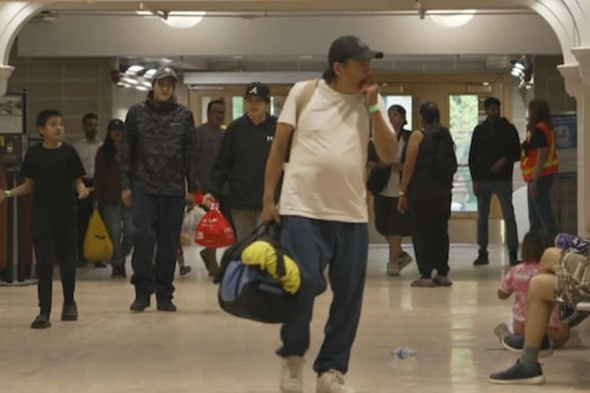 Pukatagawan residents arrive in Winnipeg as evacuation continues