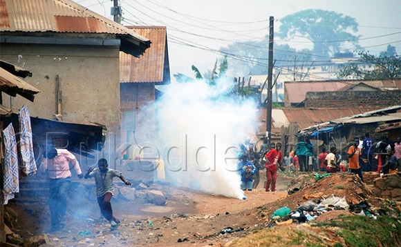 Abatuuze nga badduka okwetegula ttiyaggaasi gwe baabakubyemu. Abatuuze nga badduka okwetegula ttiyaggaasi gwe baabakubyemu.