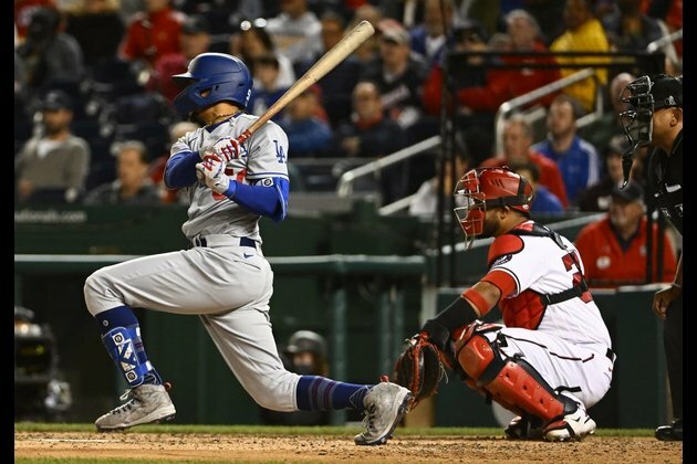Mookie Betts, Dodgers continue road trip at Arizona