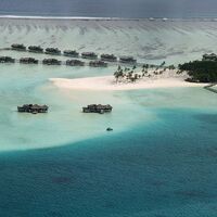 Divers in Maldives search for 4 Italians missing in underwater cave