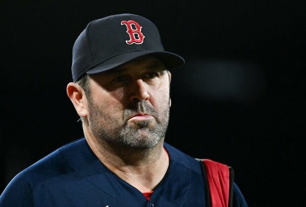 Report: Giants consider Jason Varitek for manager job