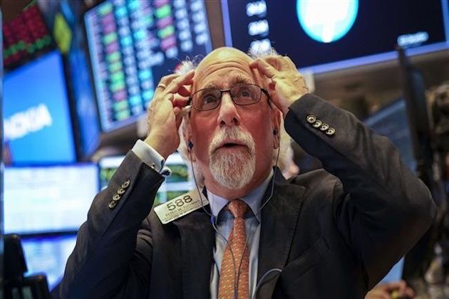 U.S. stocks plummet, Nasdaq drops 0.9 percent as techs sell off