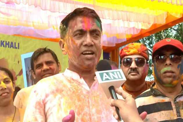 Goa CM Pramod Sawant joins Holi celebrations at Ravindra Bhavan in Sankhali