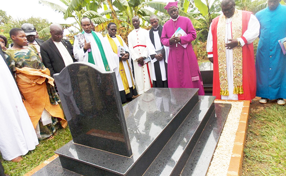 Bannaddiini abakulembeddwa ba Bishop abaawummula okuli Bishop Jackson Matovu ne Bishop Keefa Kamya nga basaba ku malaalo g'omugenzi Nnaalongo Kasibante Bannaddiini abakulembeddwa ba Bishop abaawummula okuli Bishop Jackson Matovu ne Bishop Keefa Kamya nga basaba ku malaalo g'omugenzi Nnaalongo Kasibante