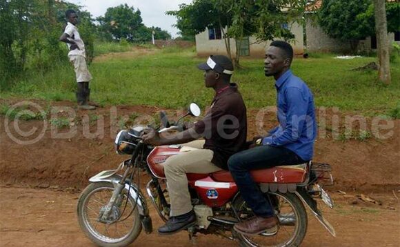 Bobi Wine nga bamuva ku pikipiki okuwenja akalulu Bobi Wine nga bamuva ku pikipiki okuwenja akalulu