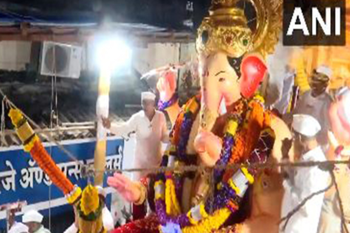 Mumbai: Lalbaugcha Raja's Lord Ganesh idol immersion procession begins