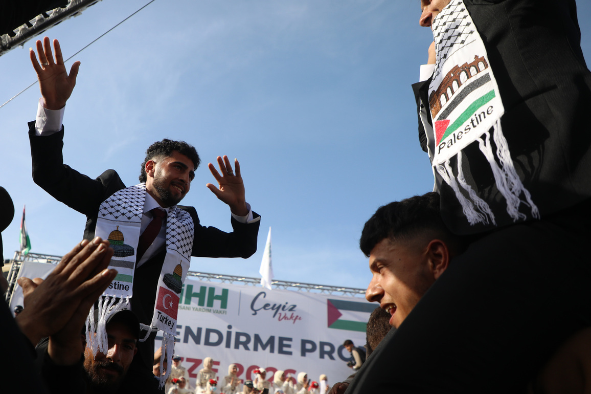 MIDEAST-GAZA CITY-GROUP WEDDING