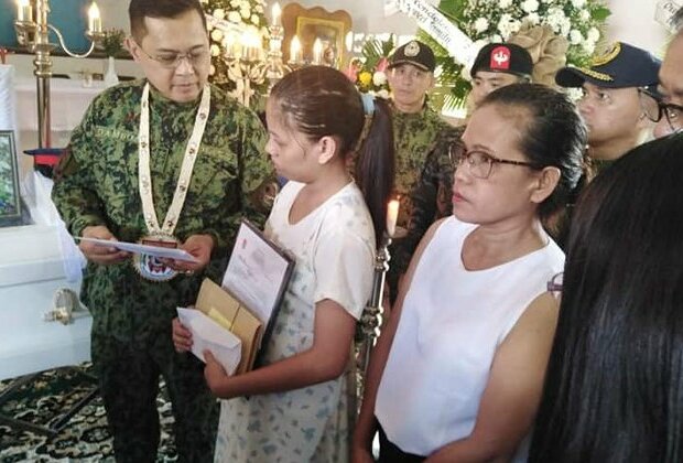 PNP Chief Gamboa bestows slain cop Medalya ng Kadakilaan in E. Samar