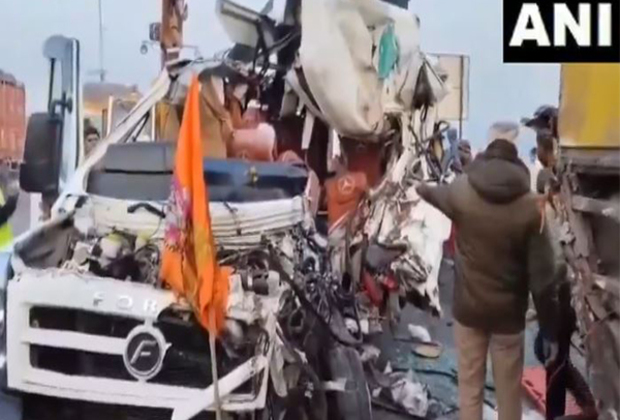 UP: 4 dead, several injured in Bus-Tempo collision at Purvanchal Expressway