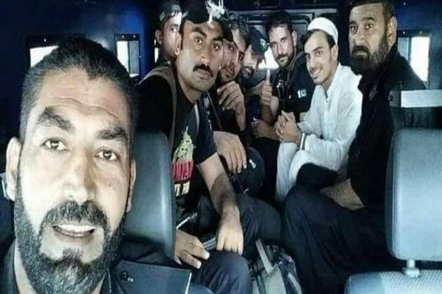 Peshawar Police pose for selfie with murderer of blasphemy accused