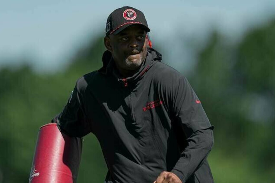 Atlanta Falcons part ways with wide receiver coach Ike Hilliard