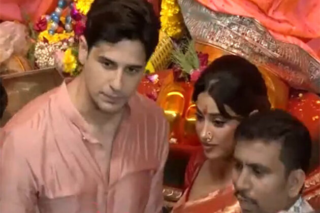 Ganesh Utsav: Sidharth Malhotra, Janhvi Kapoor visit Lalbaugcha Raja offer prayers