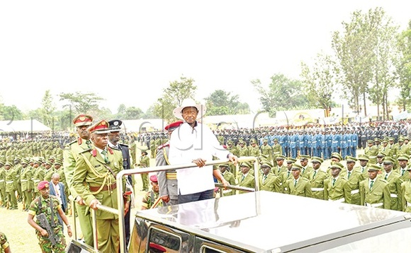 Pul ezidenti Museveni ng’alambula ennyiriri z’amaggye mu bikujjuko by’ameenunula ebyabadde e Ibanda ku Ssande. Pul ezidenti Museveni ng’alambula ennyiriri z’amaggye mu bikujjuko by’ameenunula ebyabadde e Ibanda ku Ssande.