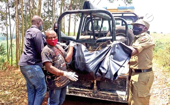 Abaserikale nga bateeka ku kabangali omulambo gw’omusajja eyasangiddwa mu kibira e Bunnamwaya. Abaserikale nga bateeka ku kabangali omulambo gw’omusajja eyasangiddwa mu kibira e Bunnamwaya.