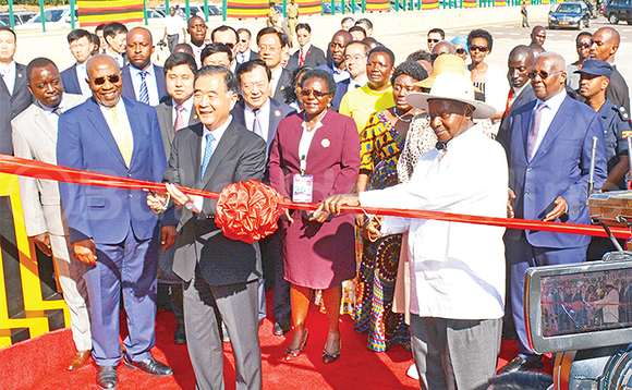 Pulezidenti Museveni n’abakungu okuva mu China mu kutongoza oluguudo lwa Kampala Entebe Express Highway ku Lwokutaano. Pulezidenti Museveni n’abakungu okuva mu China mu kutongoza oluguudo lwa Kampala Entebe Express Highway ku Lwokutaano.