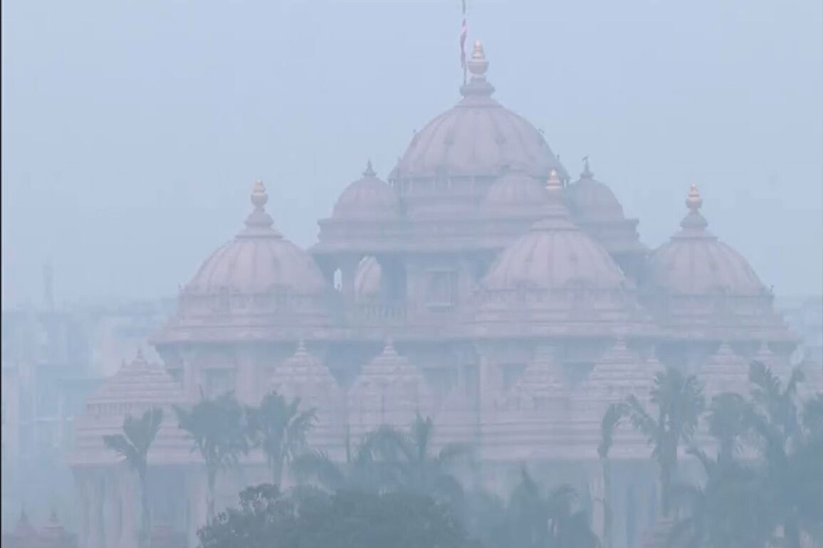 Delhi maintains AQI under "very poor" category