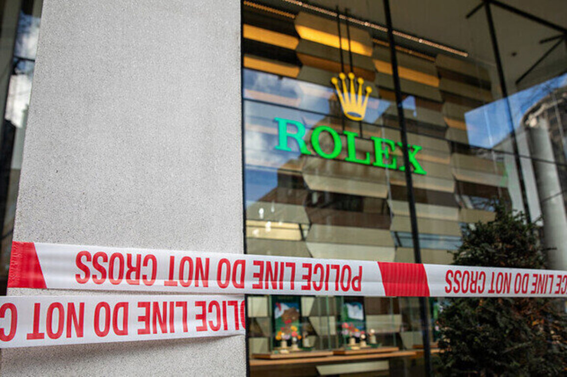 Machete-wielding gang raids Rolex store in London 