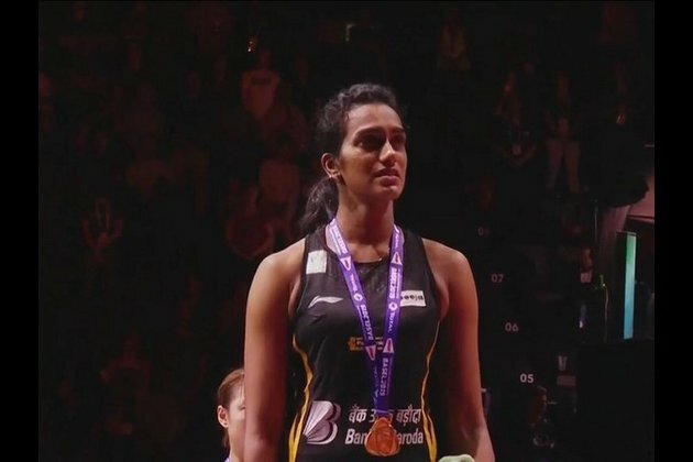Bollywood congratulates PV Sindhu for scripting history