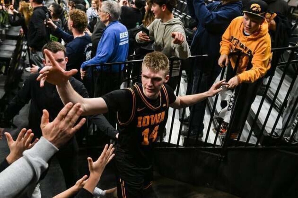 Led by Bennett Stirtz (25 points), Iowa upsets No. 9 Nebraska