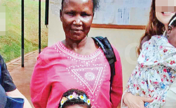 Nakalanzi (wakati) ne muwala we Namaganda (Omuzungu gw’asitudde) atannalabika. Nakalanzi (wakati) ne muwala we Namaganda (Omuzungu gw’asitudde) atannalabika.