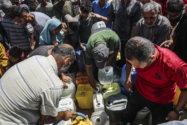 MIDEAST-GAZA CITY-FETCHING WATER