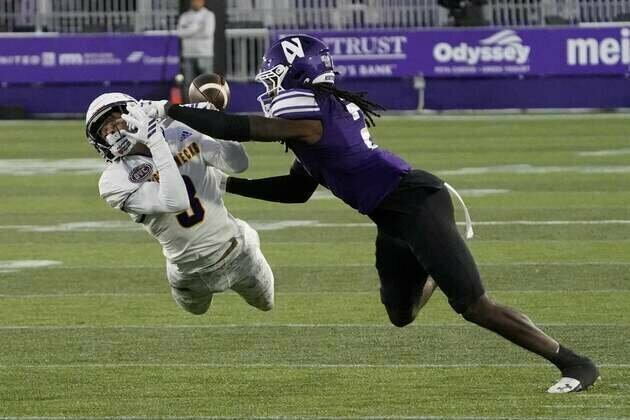 Northwestern rings up 526 yards in rout of Western Illinois