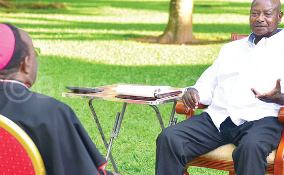 Ssaabasumba Lwanga (ku kkono) ne Pulezidenti mu kafubo kaabwe. Ssaabasumba Lwanga (ku kkono) ne Pulezidenti mu kafubo kaabwe.