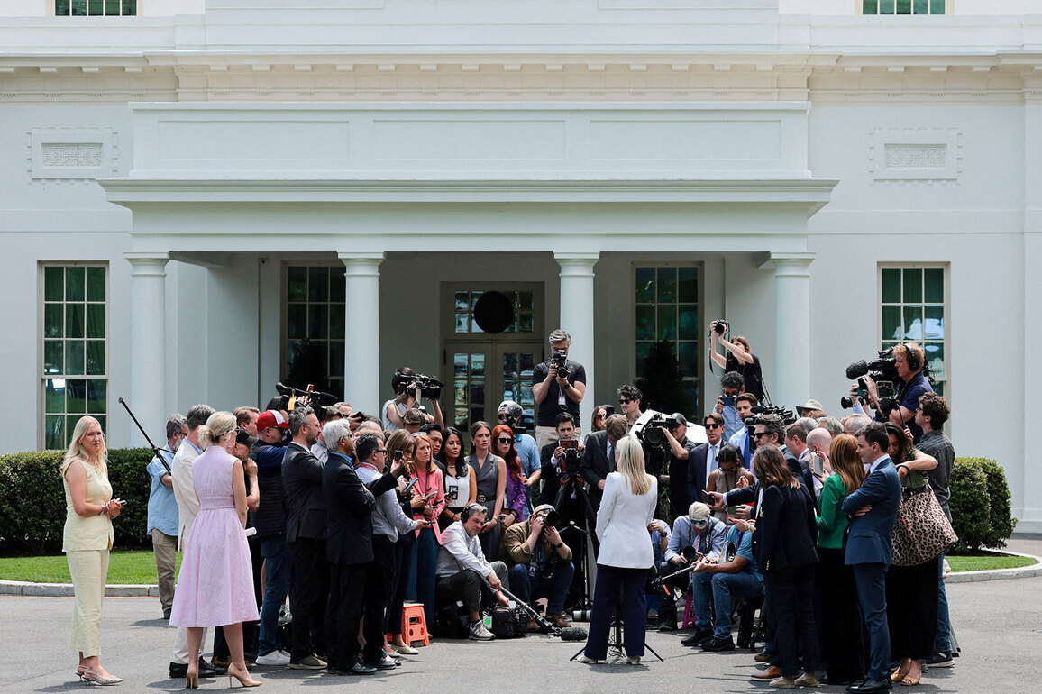 White House to witness baby boom, Press Secy departs for maternity leave