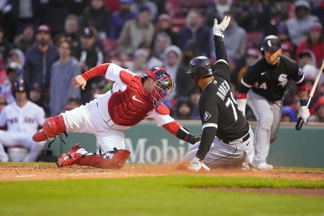 Improving White Sox host red-hot Red Sox