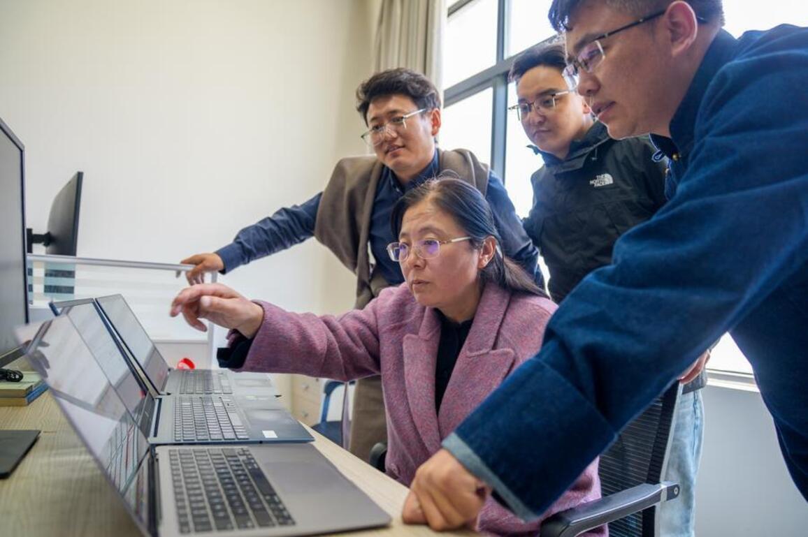 InXizang | University professor dedicated to AI talents cultivation cultural heritages protection
