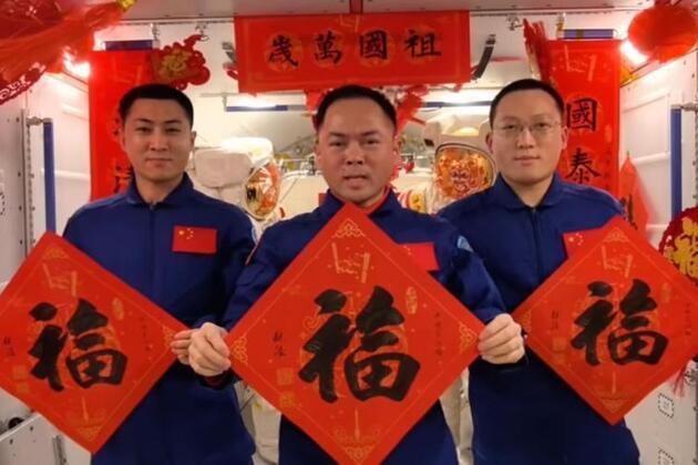 Space station crew rings in Year of the Horse with best wishes, fresh cake