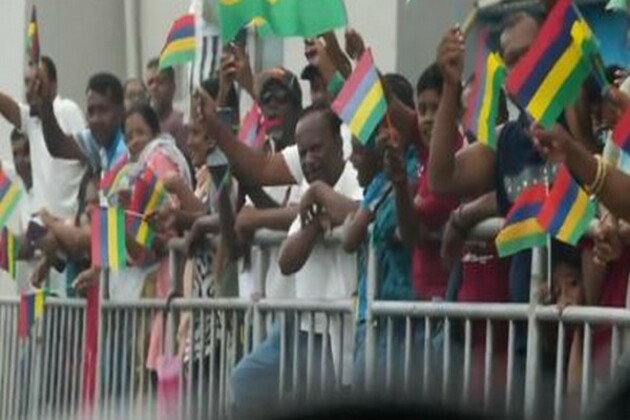 Mauritius: Thousands of people throng streets to catch a glimpse of PM Modi