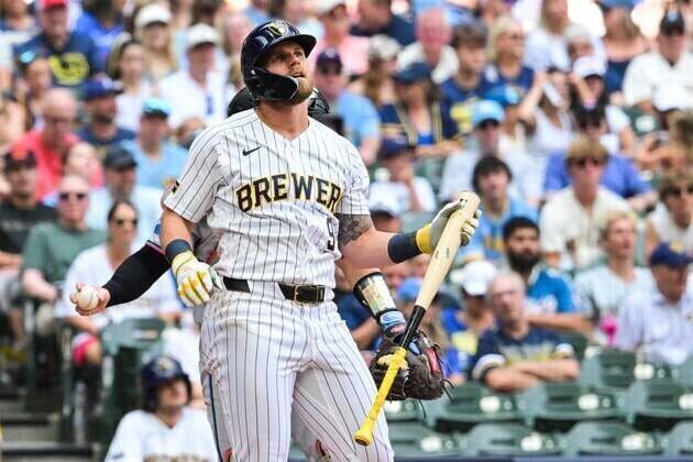 Brewers' Jake Bauers breaks toe on foul ball, return timeline TBD