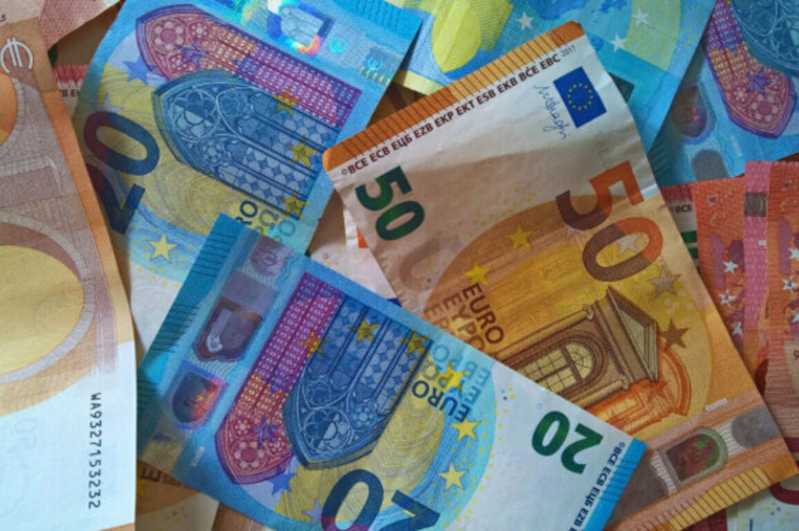 ECB Forecasts Significant Slowdown in Eurozone Wage Growth for 2025